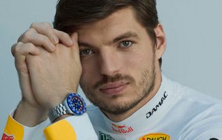 Max Verstappen van Red Bull Racing met de nieuwe TAG Heuer om.