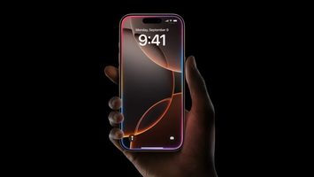 iOS 18.4 en Apple Intelligence; iPhone die met hand wordt vastgehouden in het donker.