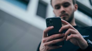 Een man die op zijn telefoon op een datingapp zit