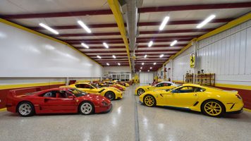 Een garage vol met nieuwe en oude Ferrari-wagens