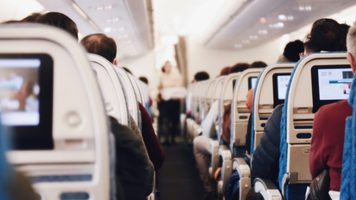Hoe gratis een upgrade krijgen naar eerste klas in het vliegtuig