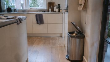 Een stinkende prullenbak in de keuken