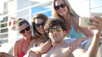 Een man op vakantie met allemaal vrouwen (d&eacute; reden waarom een vakantie apart de ultieme relatietest is volgens happn)