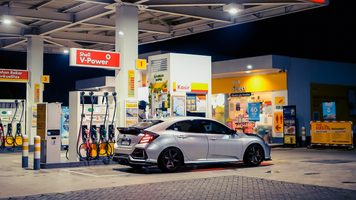 Een tankstation in Belgi&euml;, waar benzine goedkoper is dan in Nederland.