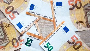 Cashgeld op een tafel.