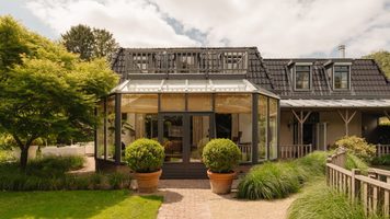 De achterzijde van de villa in Laren.