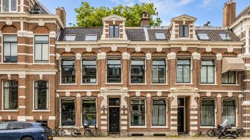 De voorzijde van het herenhuis in Haarlem.