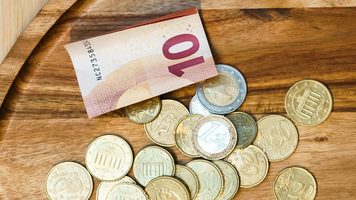 Geld, wat men minder zal hebben in 2027 door een dalende koopkracht.