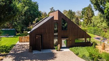 De voorkant van de villa in Noord-Brabant.