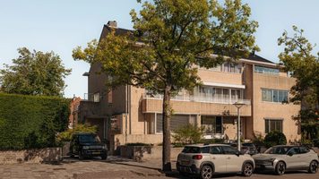 De voorzijde van de Amsterdamse villa.