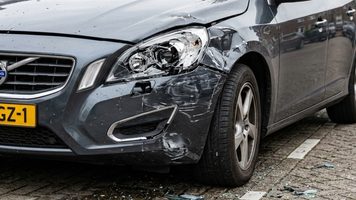 Een auto met schade, wat een goed begin is om met AI verzekeringsfraude te plegen.