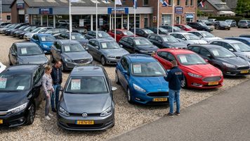 Een dealer waar wellicht veel auto's werden verkocht in 2025.