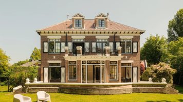 De achterzijde van de monumentale villa.