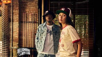 Een man en vrouw poseren in kleding van de nieuwe collectie van Billionaire Boys Club en Yankees