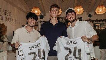 Dean Huijsen met zijn eigen shirts op de foto.