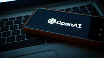 Een telefoon met OpenAI op het beeldscherm.