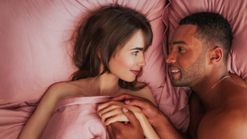 Lily Collins en Lucien Laviscount in Emily in Paris