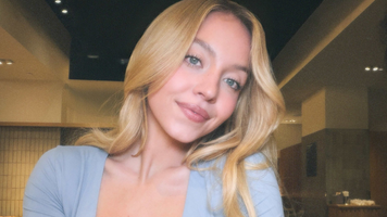 Sydney Sweeney in een nieuw setje van SYRN.