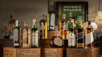 De whiskycollectie met Johnnie Walker-flessen.
