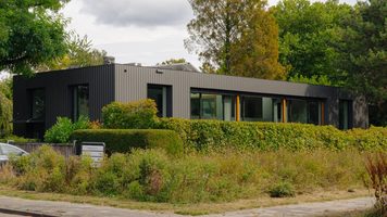 De buitenzijde van de luxe designvilla.