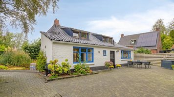 De voorzijde van de woning in 't Waar.
