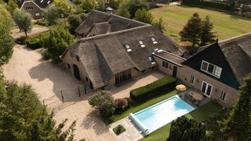 Een overzicht van de luxe woonboerderij.