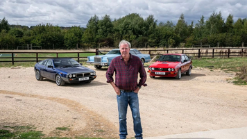 Jeremy Clarkson met de 3 autos die op de veiling gaan