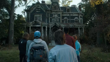 Een groep uit Stranger Things die voor het Creel House staan.