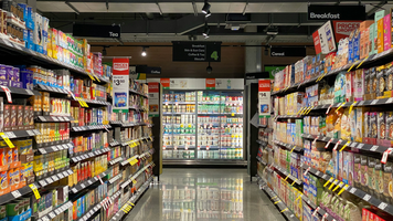 Een gangpad van een supermarkt.