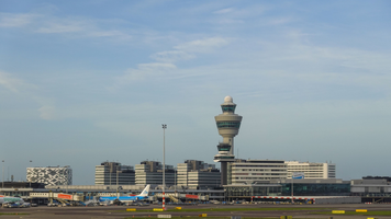 Schiphol met de luchtverkeerstoren.