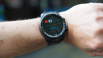 Een smartwatch met een hartslag.