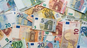 Geld, wat je in 2027 wellicht krijgt in de vorm van zorgtoeslag.