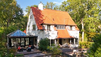 De buitenzijde van Villa Ymkerhoeve.