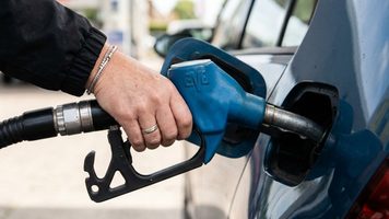 Iemand die benzine tankt, wat in 2027 nog duurder kan zijn.