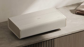 De XGIMI Aura 2 op een kast.