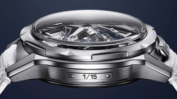 Het horloge dat deels uit mineraal is vervaardigd.