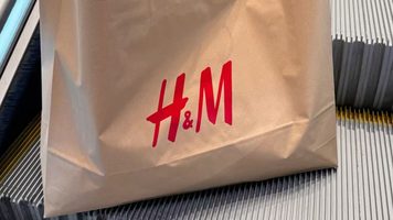 Een tasje van H&M, de winkel waar nu korting is