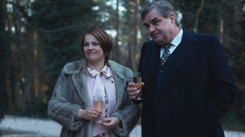 Lies Visschedijk als Toos van der Valk en Frank Lammers als Gerrit van der Valk in de Netflix-serie