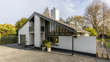 De voorkant van de villa van Noa Lang