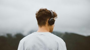 Een man draagt de JBL TUNE 530BT