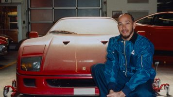 Lewis Hamilton met zijn Ferrari F40