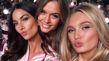 Romee Strijd, Lily Aldridge en Elsa Hosk tijdens de Victoria's Secret Fashion Show van 2017