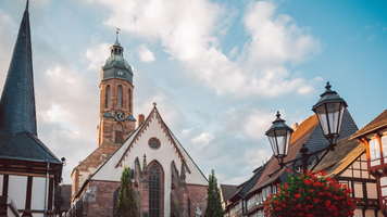 Een kerk met huizen ernaast.