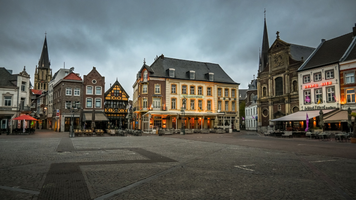 Een plein in Limburg met gebouwen eromheen.