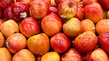 Allemaal appels die bij elkaar liggen.