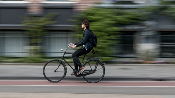 Een man die aan het fietsen is.