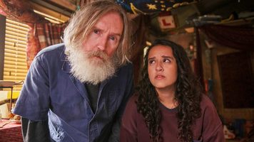 Pearce Quigley en Lauren Patel in 'Small Prophets'