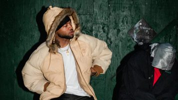 Een man draagt een jas uit de wintercollectie van Supreme en Timberland