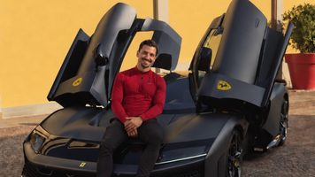 Zlatan Ibrahimović met zijn nieuwe Ferrari F80