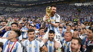 Lionel Messi die met zijn teamgenoten de wereldbeker omhoog hijst
